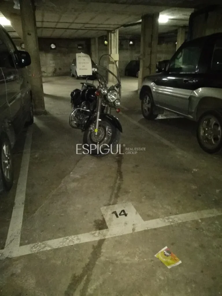 Parking junto al colegio Maristas y cerca del AVE