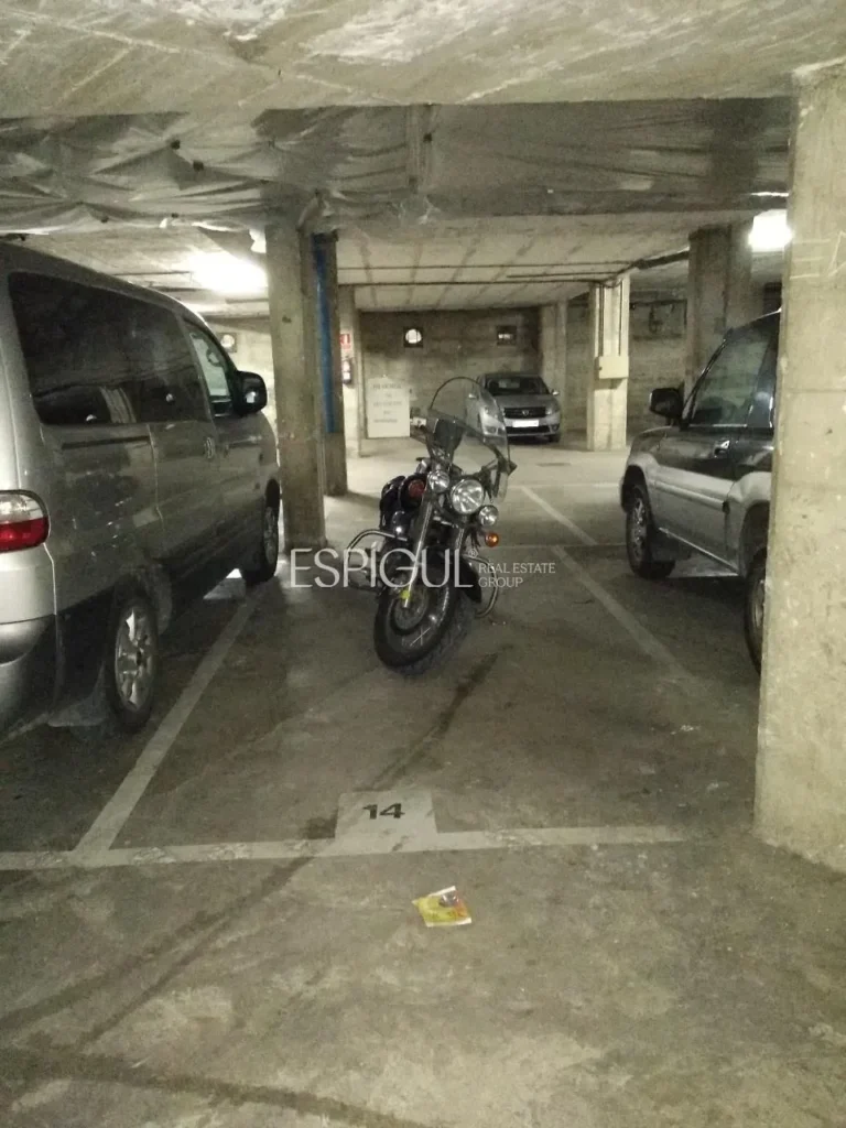 Parking junto al colegio Maristas y cerca del AVE