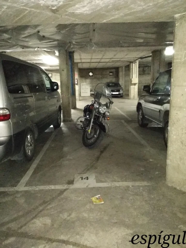 Parking junto al colegio Maristas y cerca del AVE