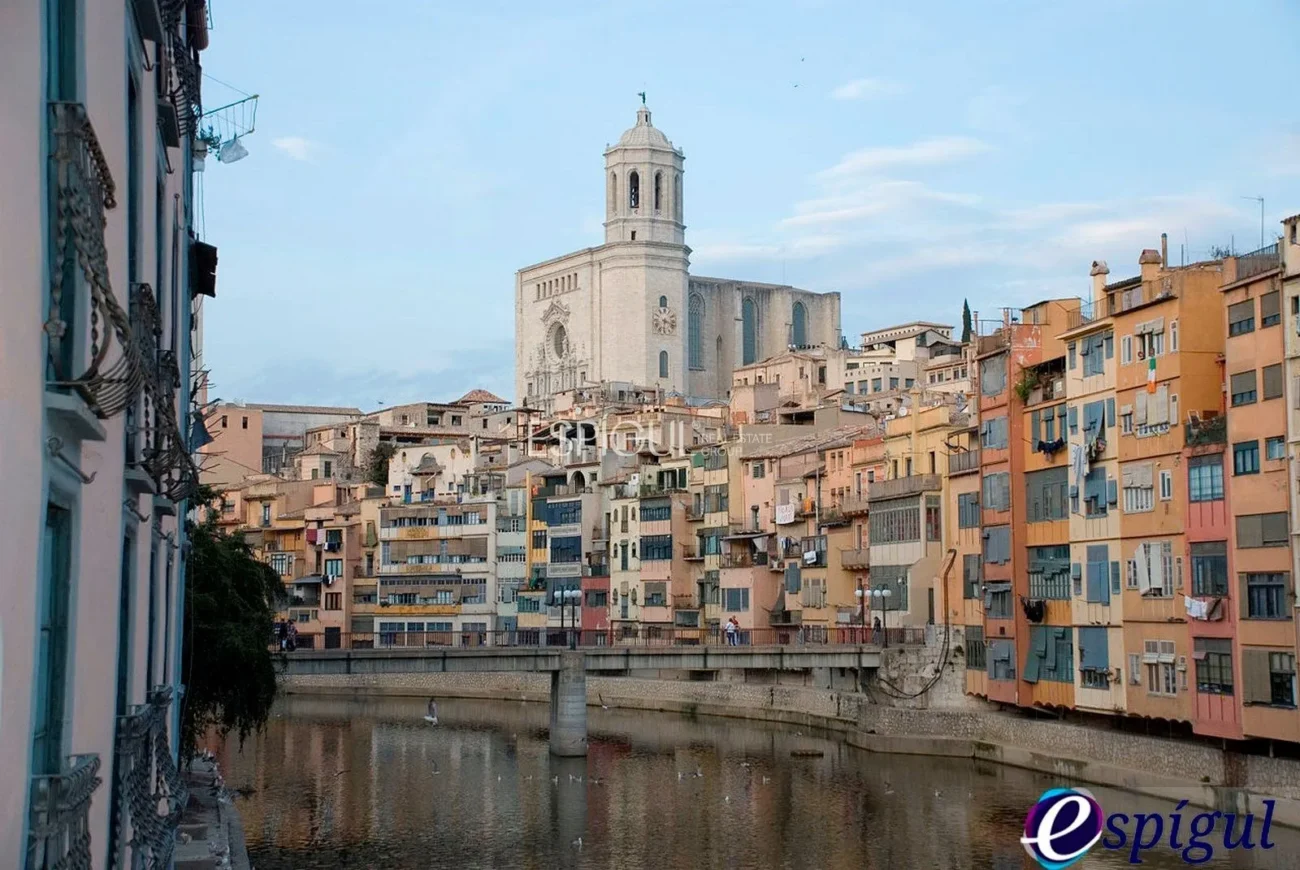 Parking junto al colegio Maristas y cerca del AVE