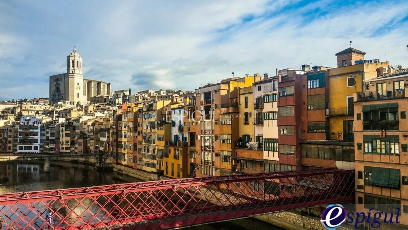 Parking para moto o un smart, ¡con ascensor montacoches!