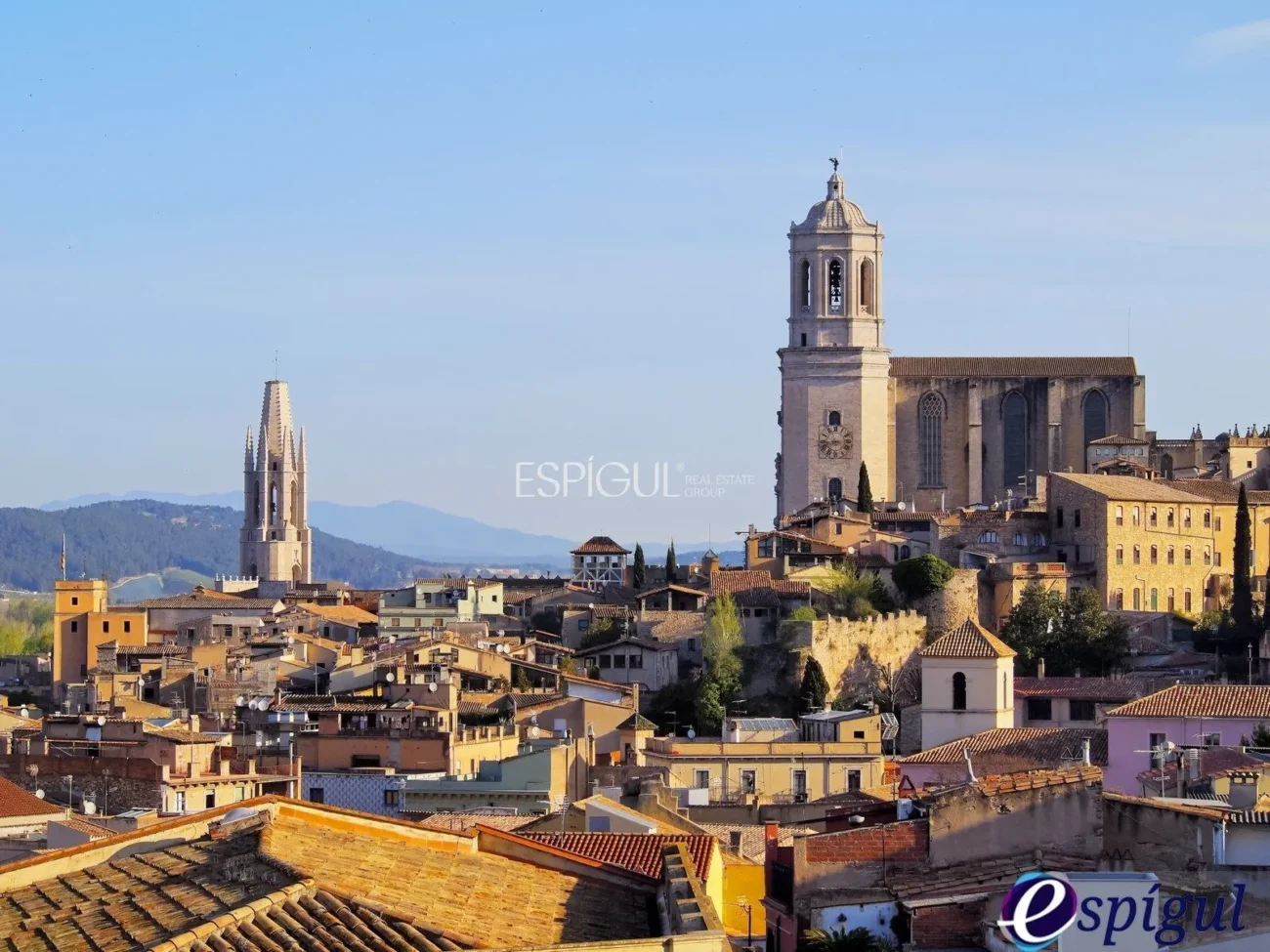 Pàrquing per a moto o un Smart, amb ascensor muntacotxes!