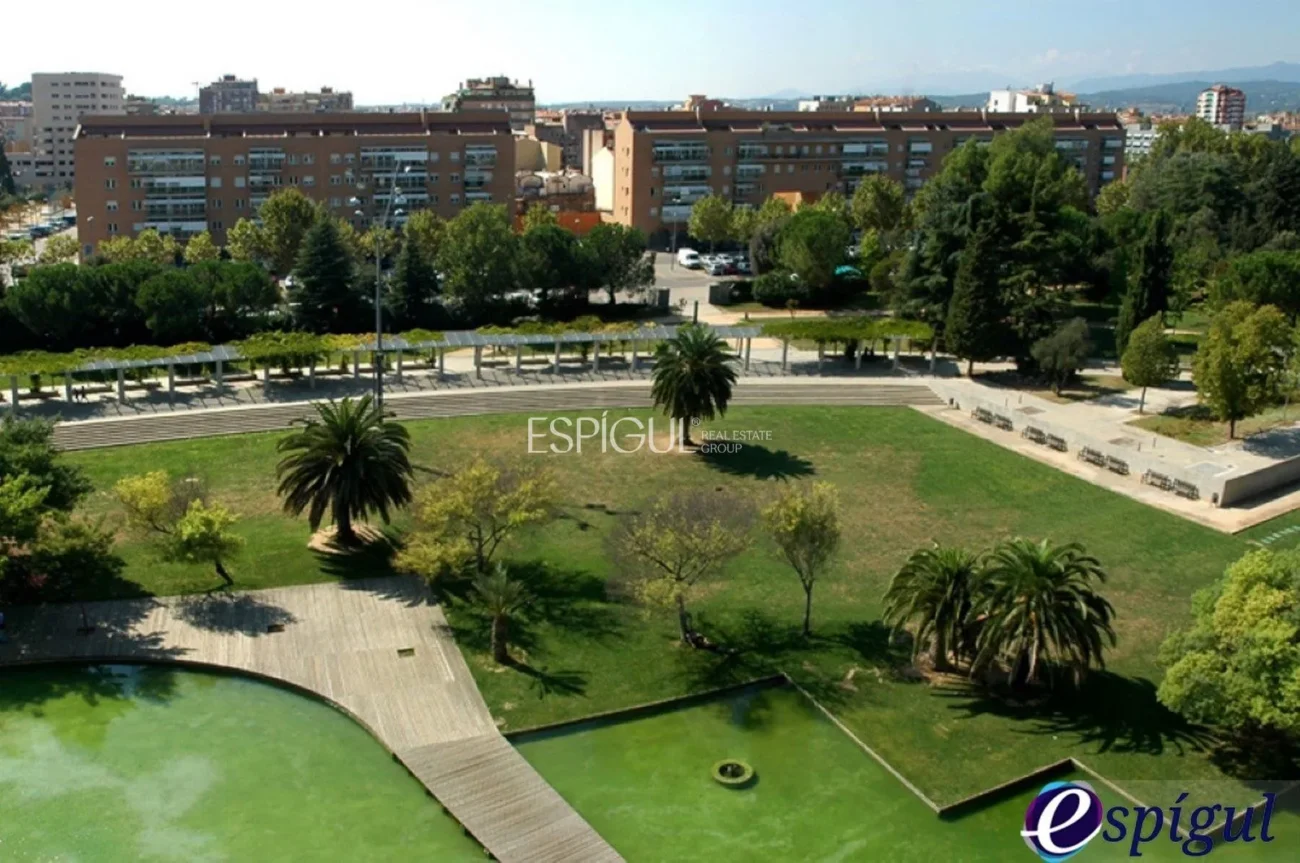 Parking para moto o un smart, ¡con ascensor montacoches!