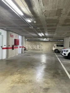 Parking de alquiler muy bien situado en Girona.