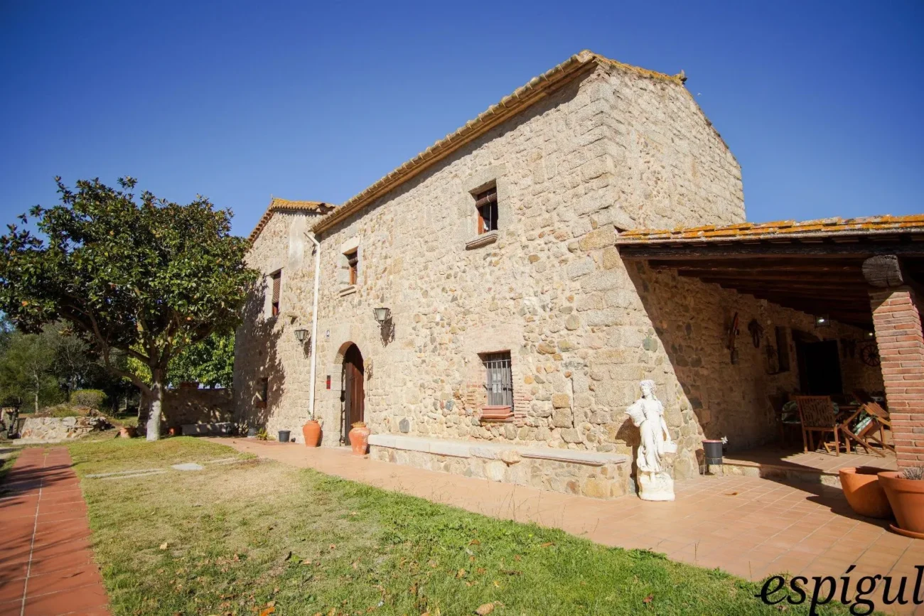 Rustic property from the 9th century for sale in LLagostera, Girona.