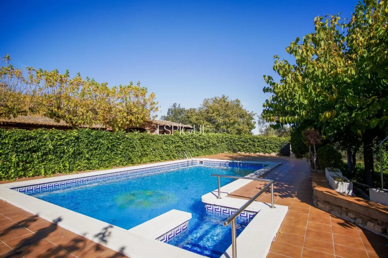 Finca rustique du IXe siècle à vendre à Llagostera, Gérone.