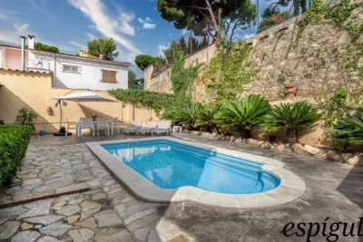 Casa de 6 habitacions en venda a la urbanització Els Pins amb vistes al mar