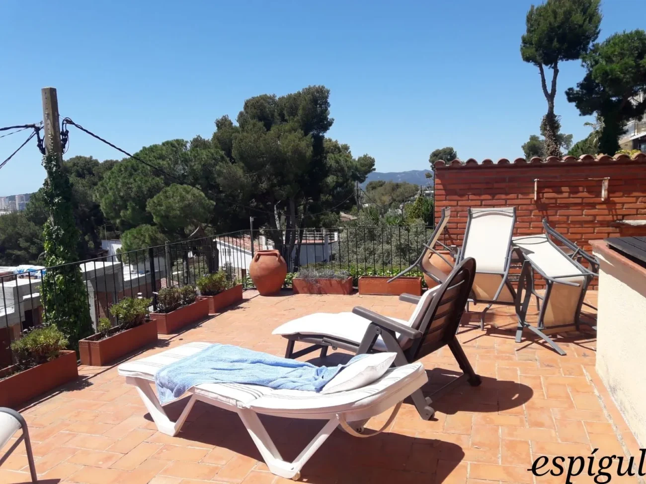 Casa de 6 habitacions en venda a la urbanització Els Pins amb vistes al mar