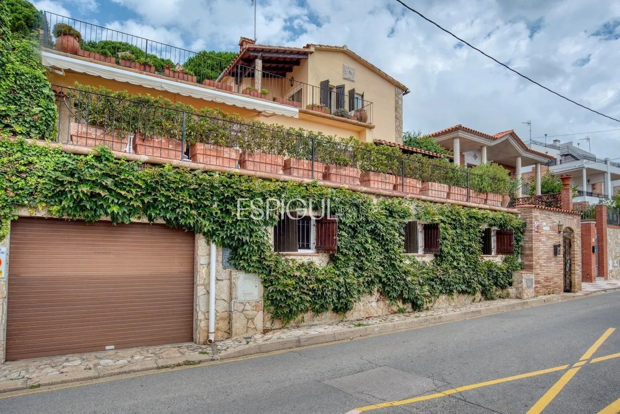 Дом с 6 спальнями на продажу в урбанизации Els Pins с видом на море