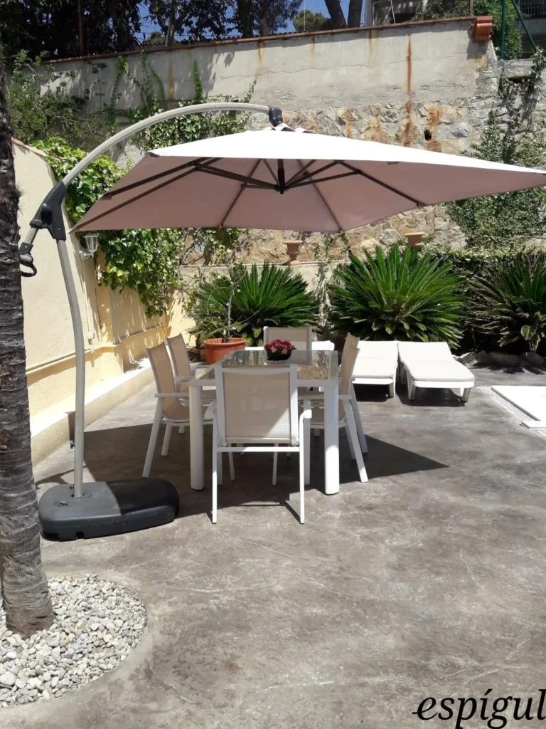 Casa de 6 habitacions en venda a la urbanització Els Pins amb vistes al mar