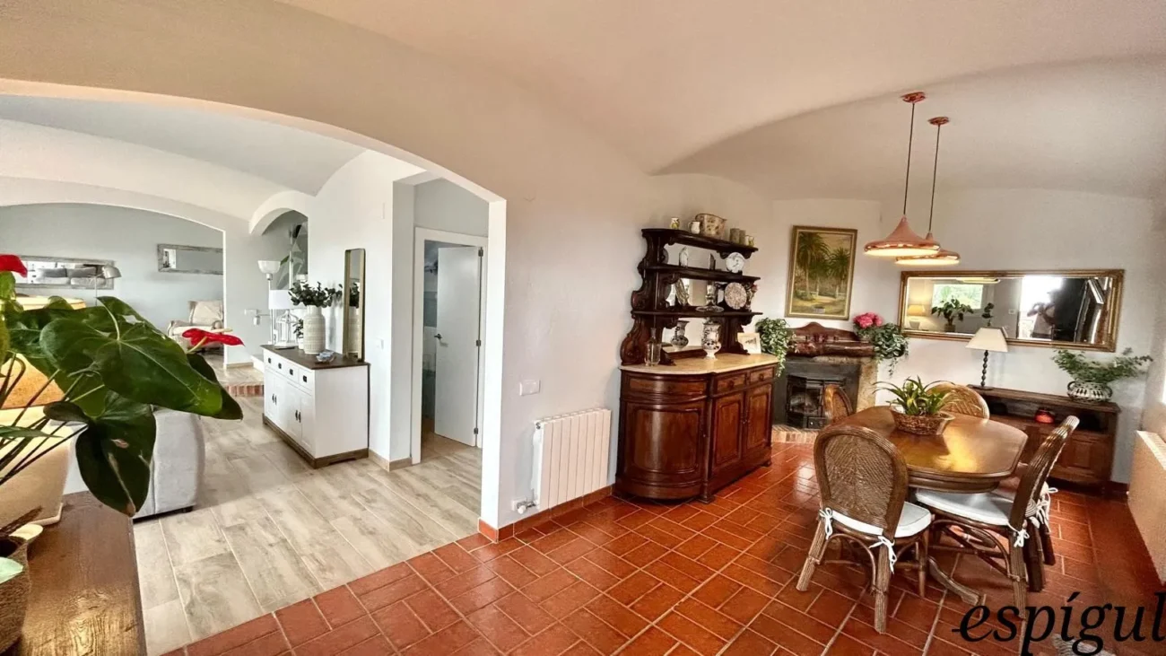 Casa de 6 habitacions en venda a la urbanització Els Pins amb vistes al mar