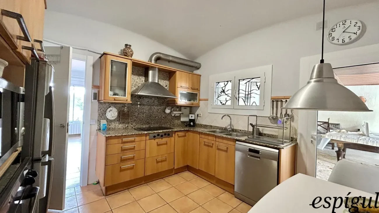 Casa de 6 habitacions en venda a la urbanització Els Pins amb vistes al mar