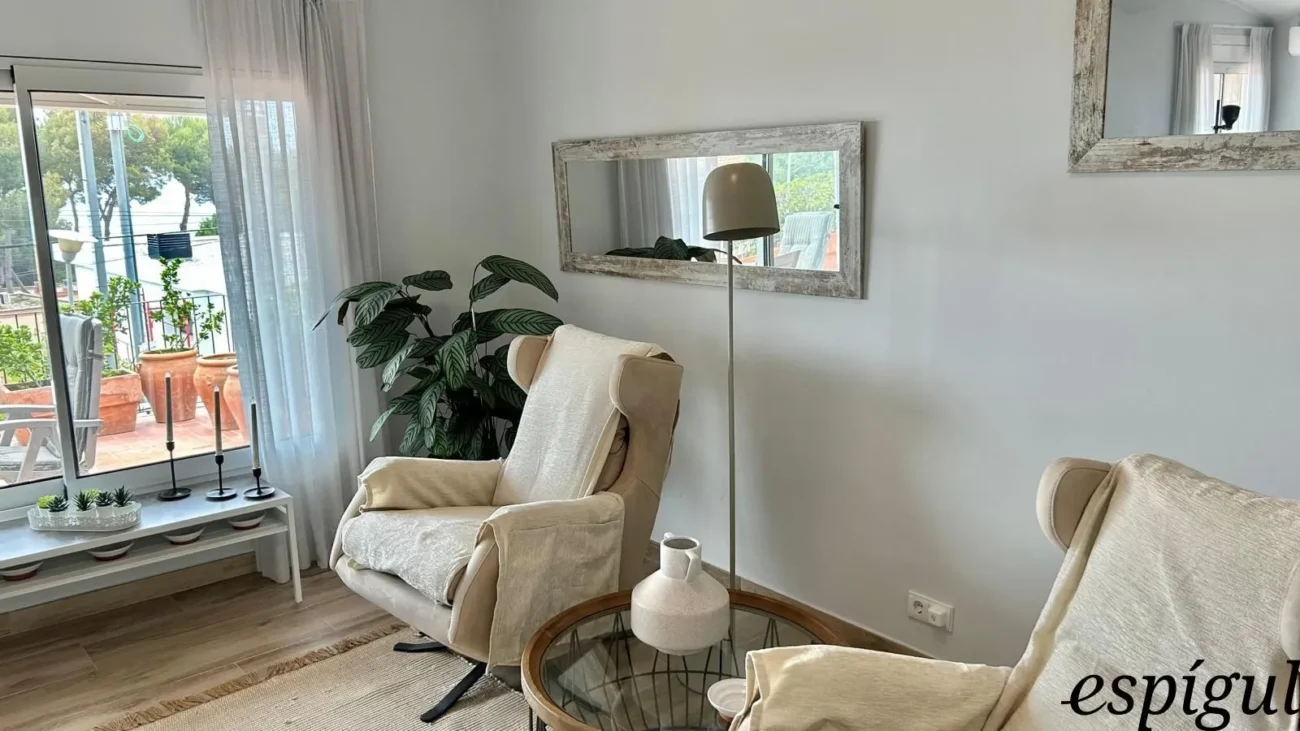 Casa de 6 habitacions en venda a la urbanització Els Pins amb vistes al mar