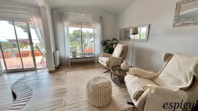 Casa de 6 habitacions en venda a la urbanització Els Pins amb vistes al mar