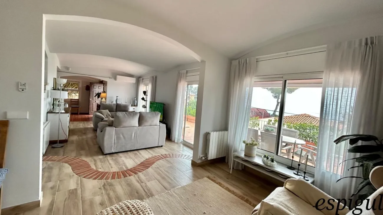 Casa de 6 habitacions en venda a la urbanització Els Pins amb vistes al mar