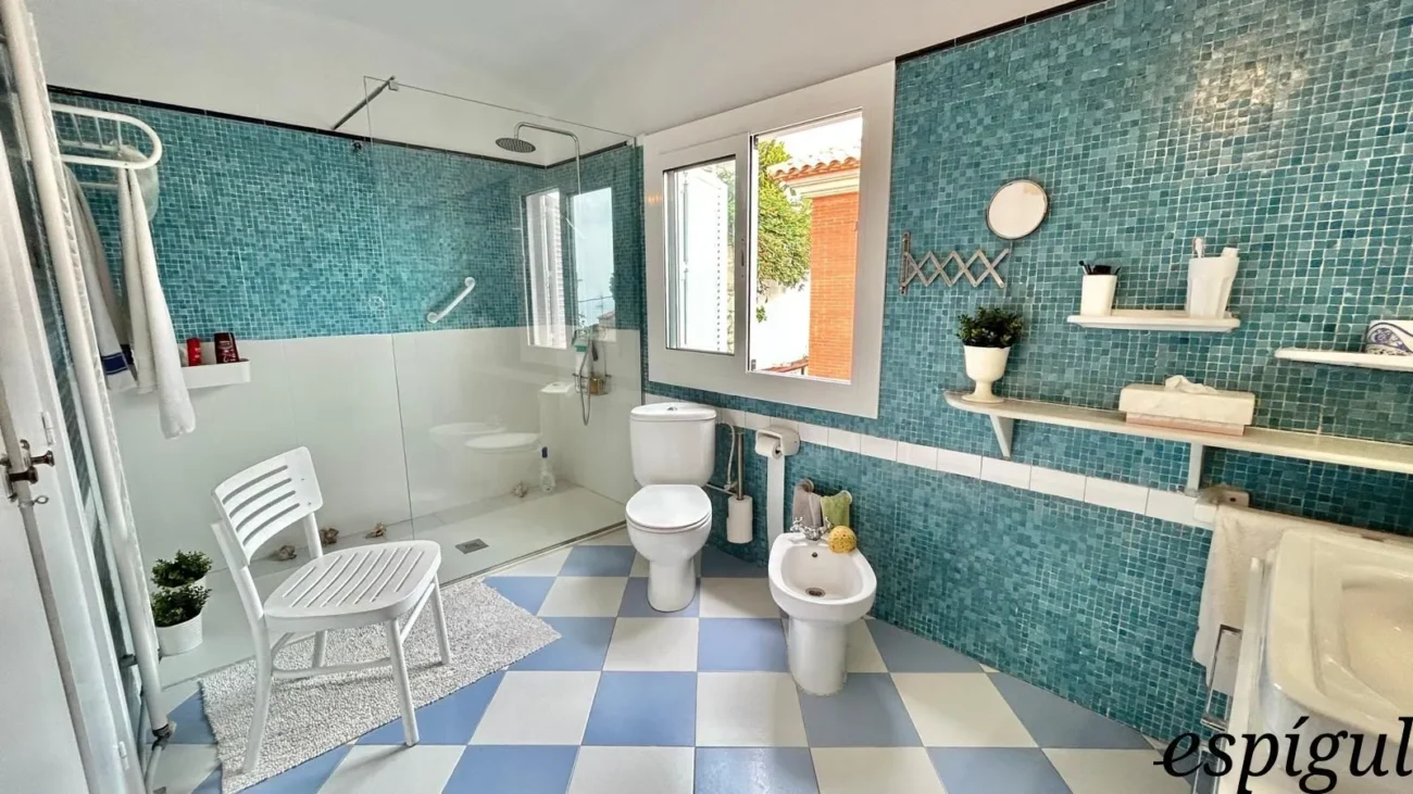 Casa de 6 habitacions en venda a la urbanització Els Pins amb vistes al mar