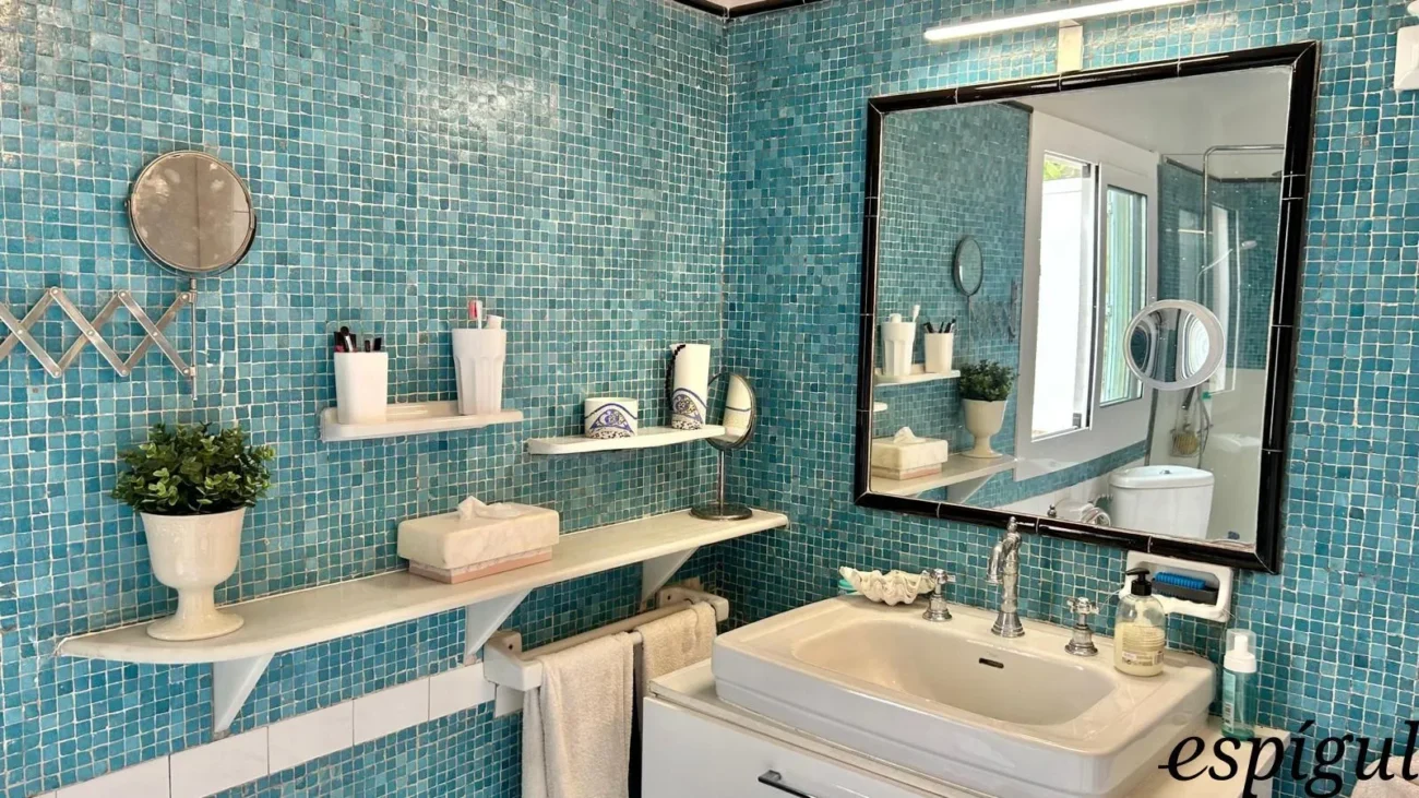 Casa de 6 habitacions en venda a la urbanització Els Pins amb vistes al mar