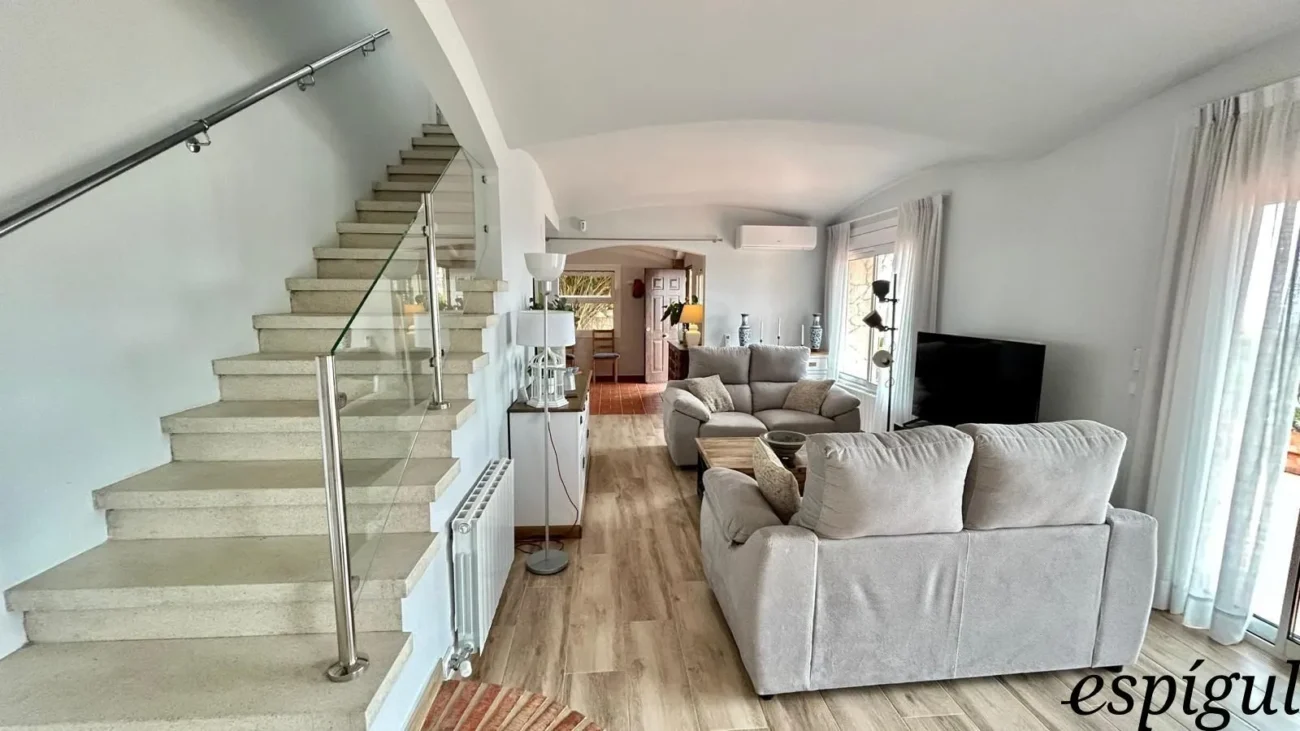 Casa de 6 habitacions en venda a la urbanització Els Pins amb vistes al mar