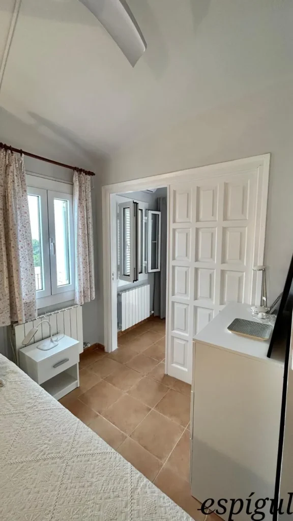 Casa de 6 habitacions en venda a la urbanització Els Pins amb vistes al mar
