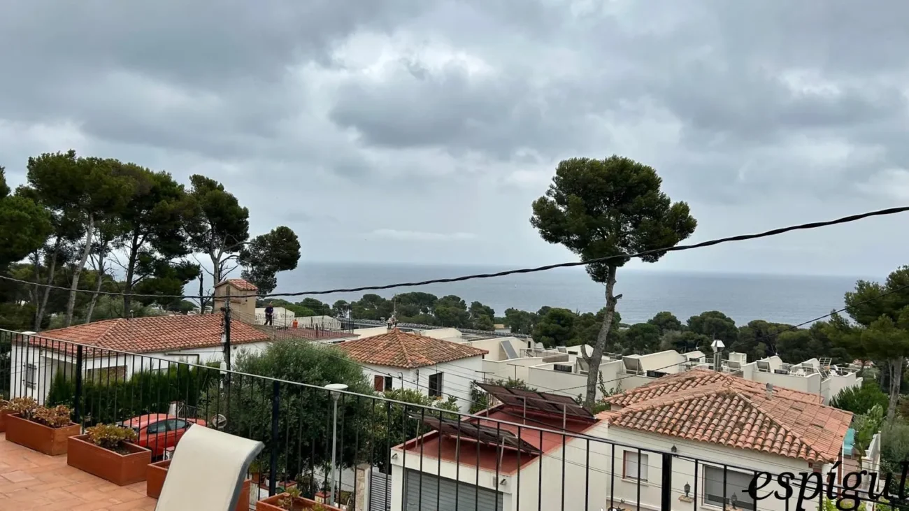 Casa de 6 habitacions en venda a la urbanització Els Pins amb vistes al mar