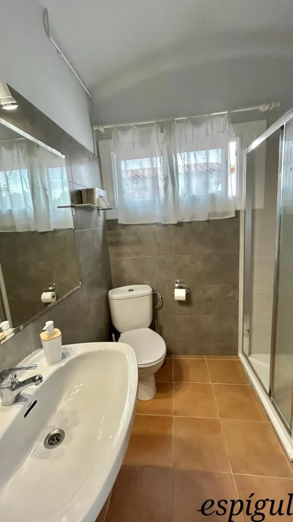 Casa de 6 habitacions en venda a la urbanització Els Pins amb vistes al mar