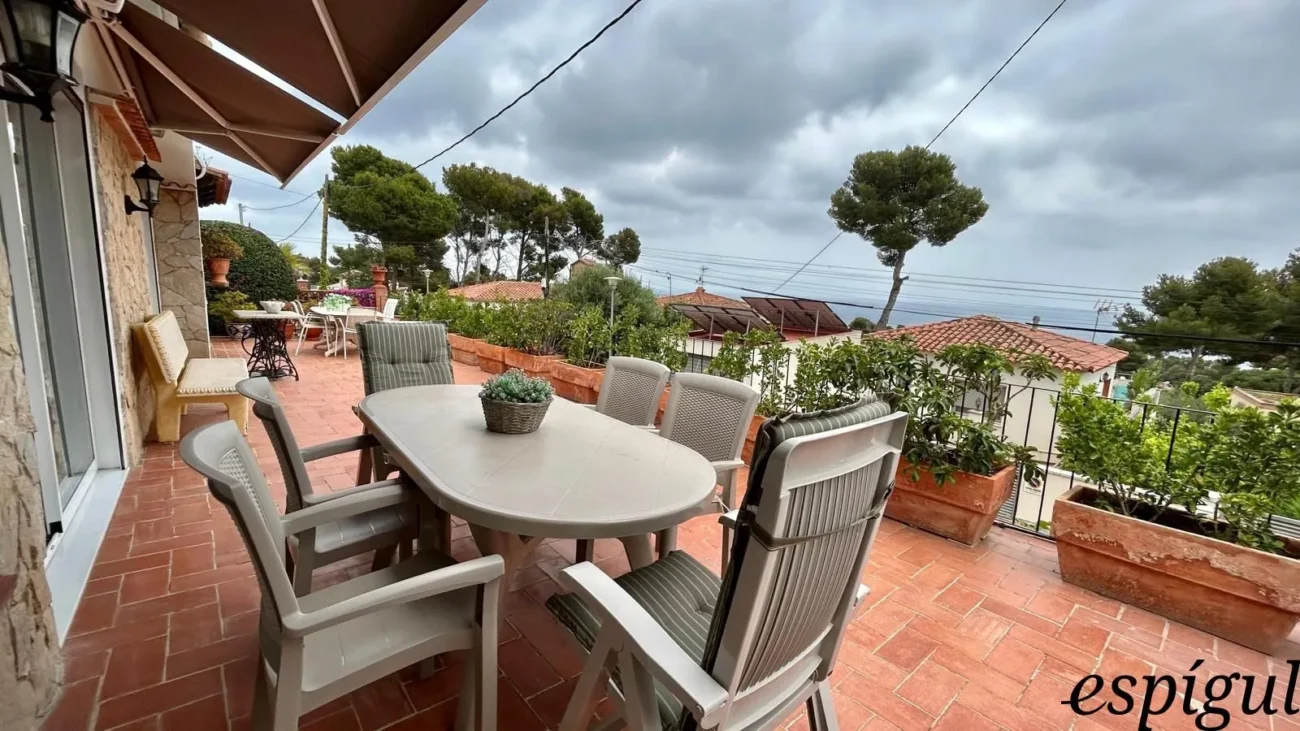 Casa de 6 habitacions en venda a la urbanització Els Pins amb vistes al mar