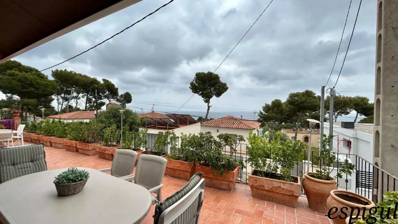 Casa de 6 habitacions en venda a la urbanització Els Pins amb vistes al mar