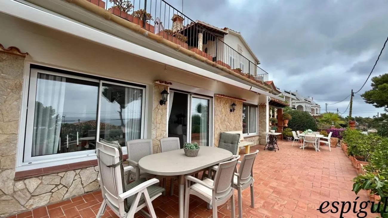 Casa de 6 habitacions en venda a la urbanització Els Pins amb vistes al mar