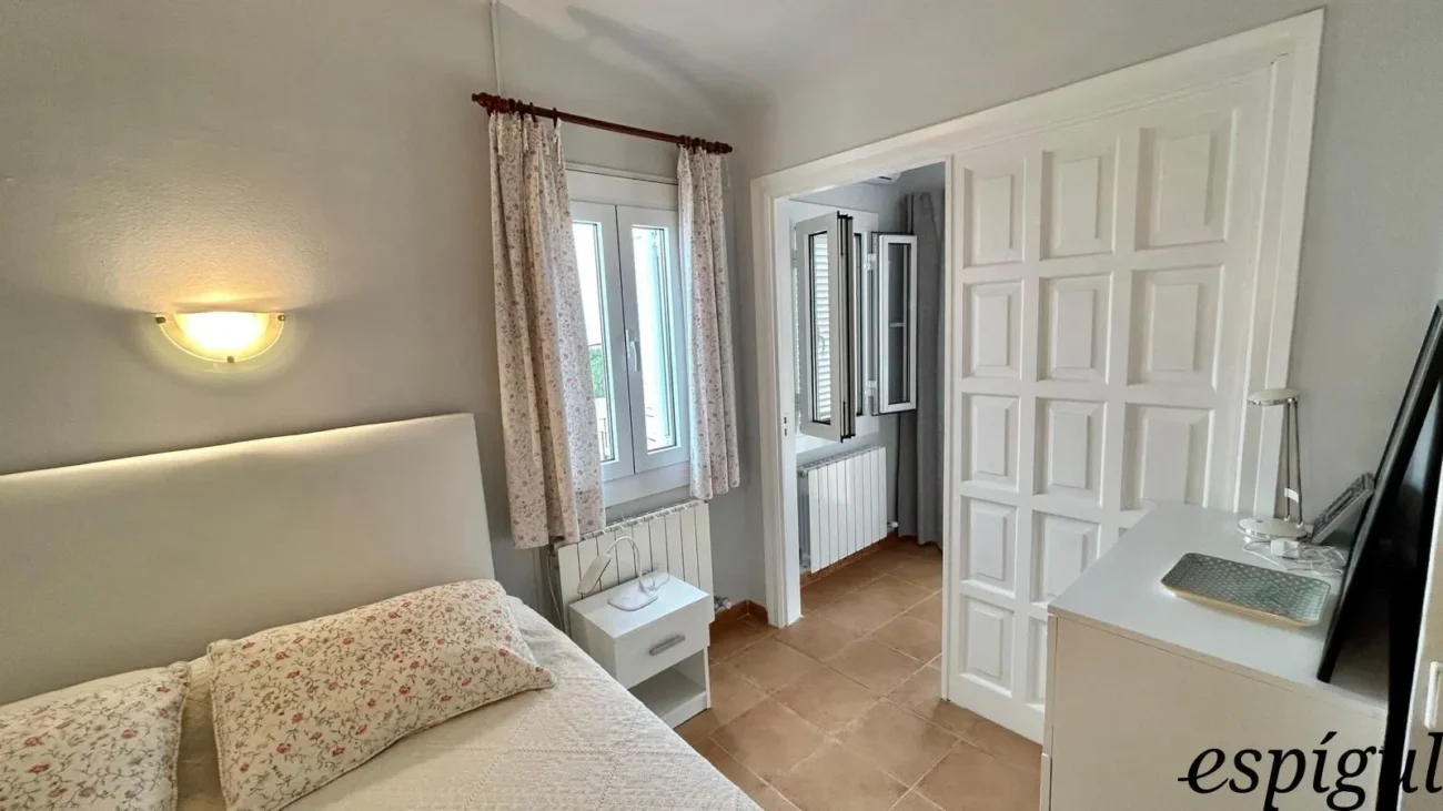 Casa de 6 habitacions en venda a la urbanització Els Pins amb vistes al mar