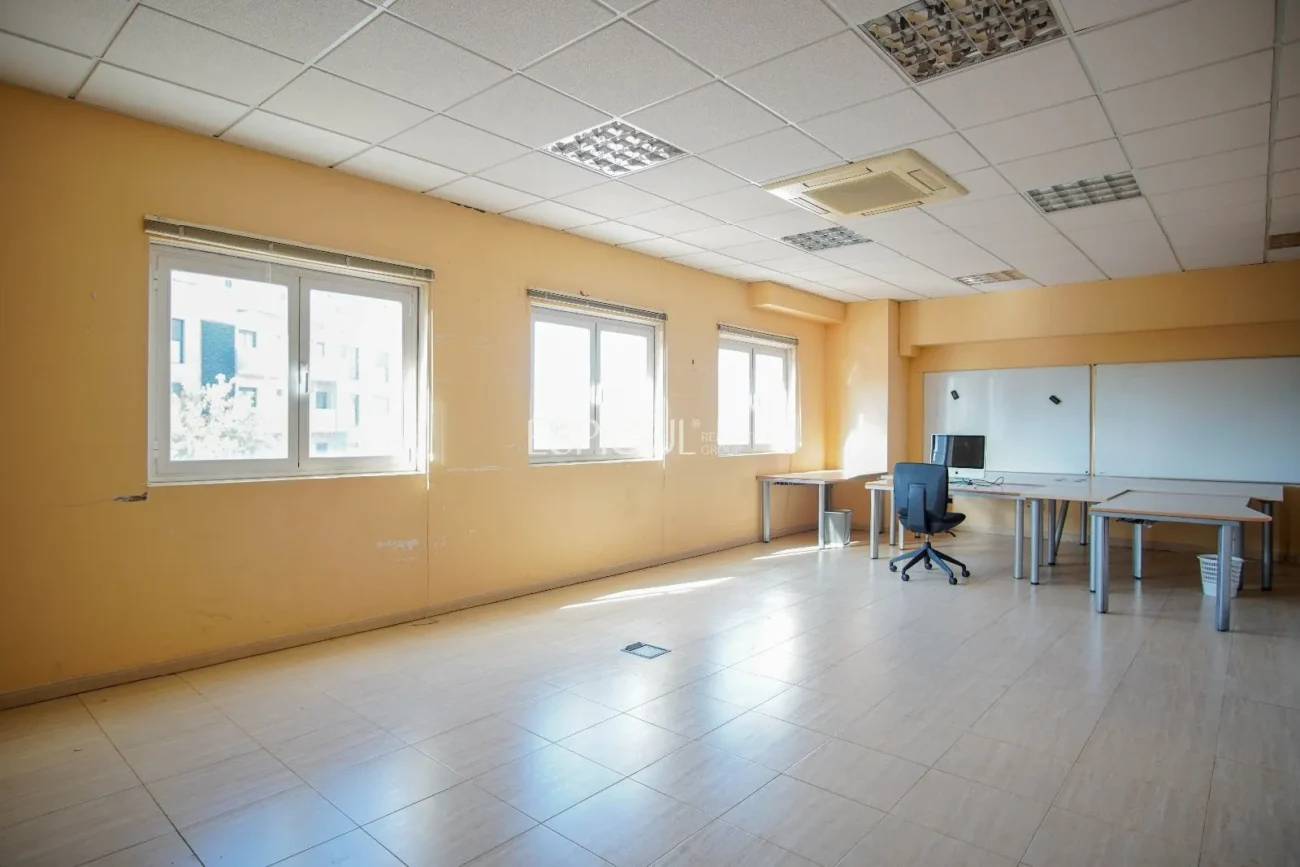 Oficina en alquiler en Domeny, Girona.
