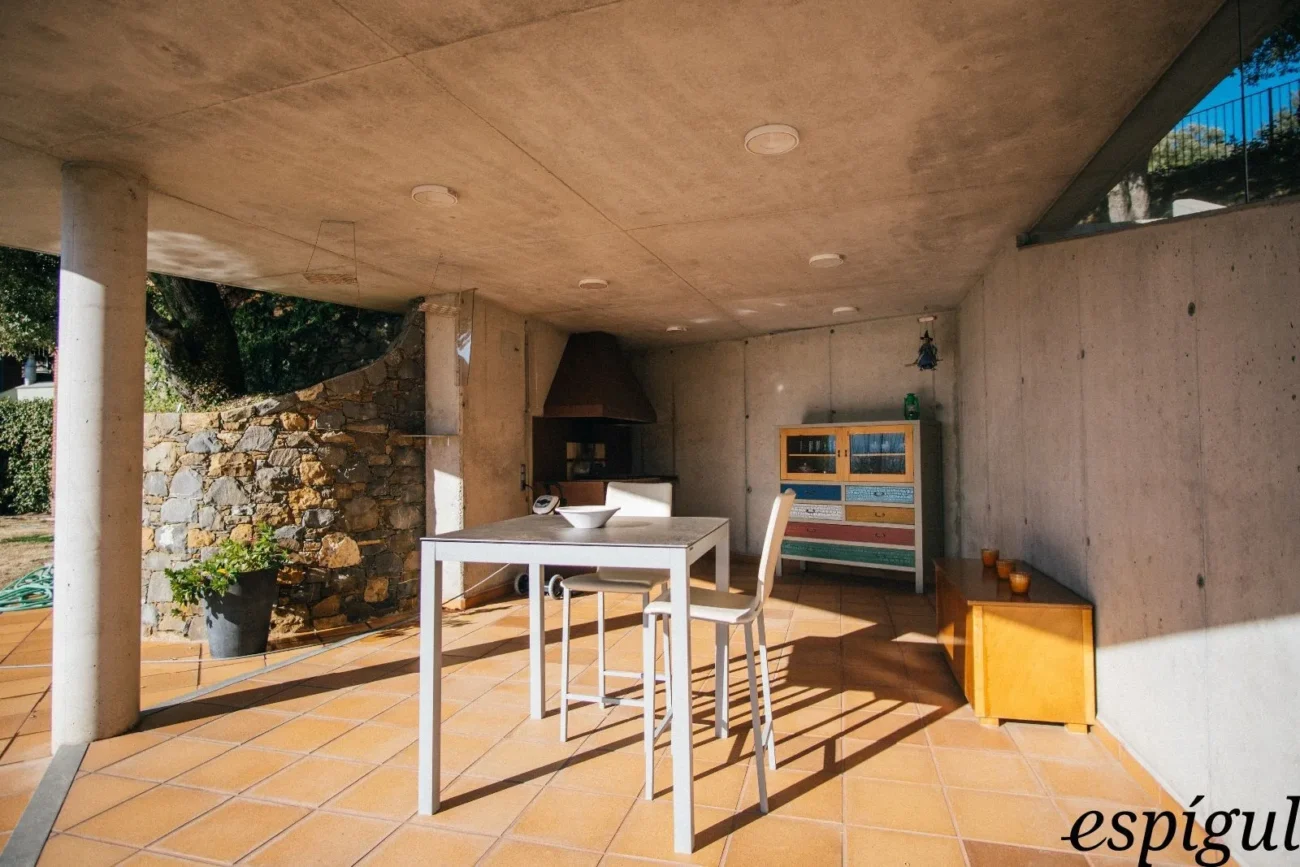 Casa moderna  de 375 m2 con vistas a Olot de 4 habitaciones y 2500m2 de parcela