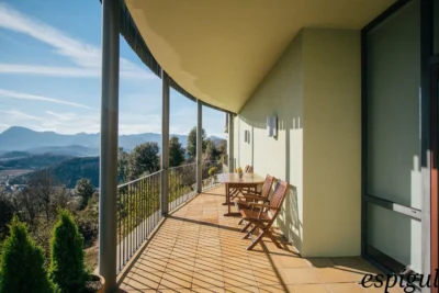 Casa moderna  de 375 m2 con vistas a Olot de 4 habitaciones y 2500m2 de parcela