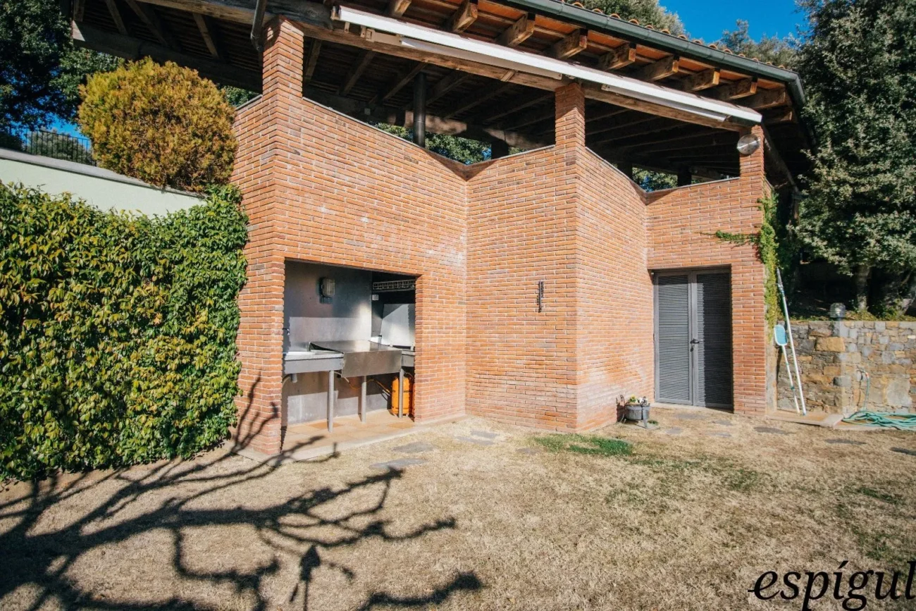 Casa moderna  de 375 m2 con vistas a Olot de 4 habitaciones y 2500m2 de parcela