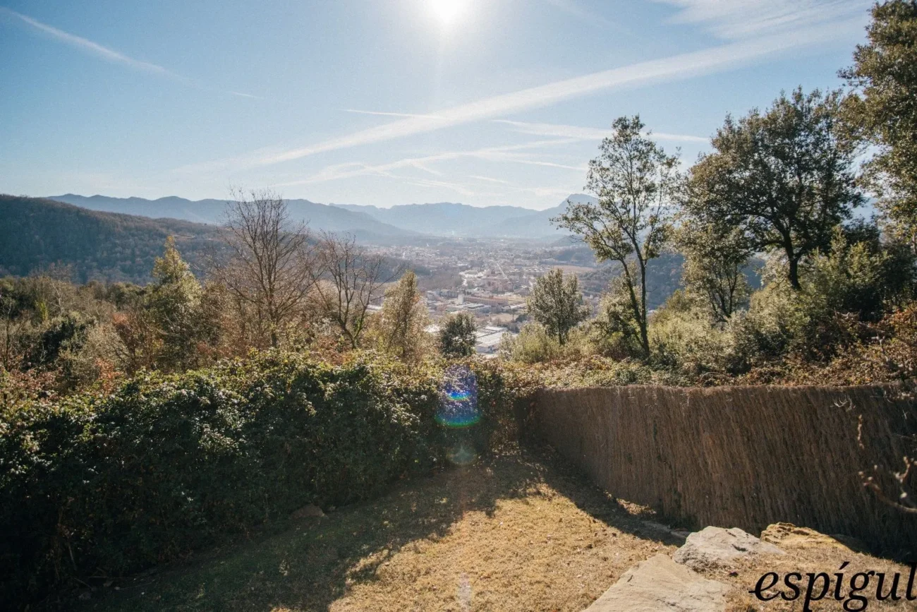 Casa moderna  de 375 m2 con vistas a Olot de 4 habitaciones y 2500m2 de parcela