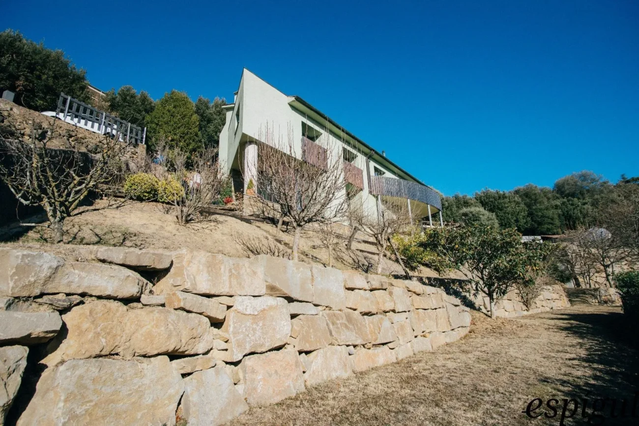 Casa moderna  de 375 m2 con vistas a Olot de 4 habitaciones y 2500m2 de parcela
