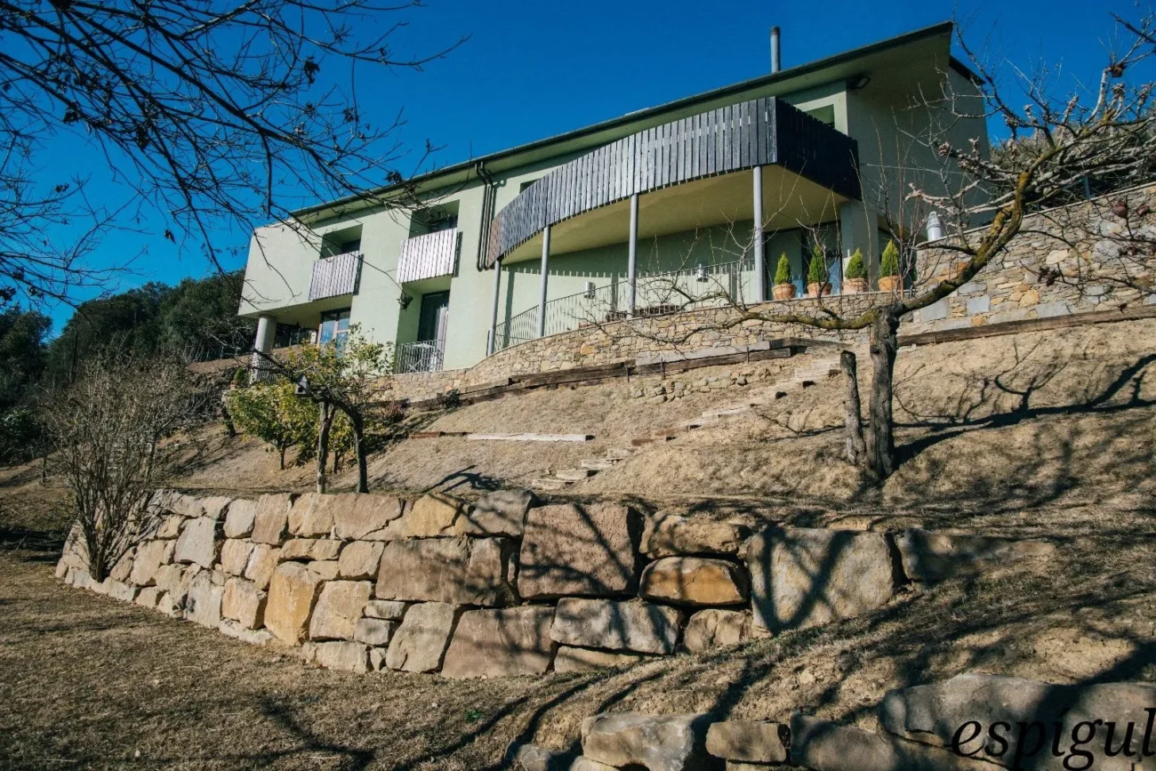 Casa moderna  de 375 m2 con vistas a Olot de 4 habitaciones y 2500m2 de parcela