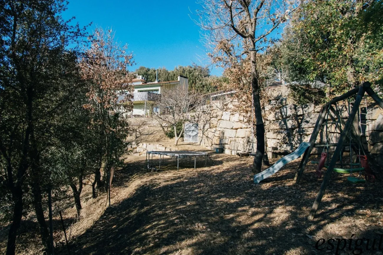 Casa moderna  de 375 m2 con vistas a Olot de 4 habitaciones y 2500m2 de parcela
