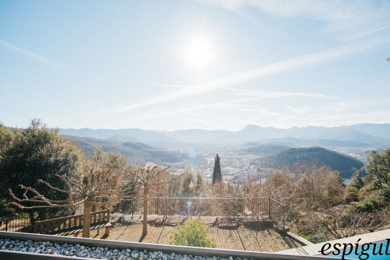 Casa moderna  de 375 m2 con vistas a Olot de 4 habitaciones y 2500m2 de parcela