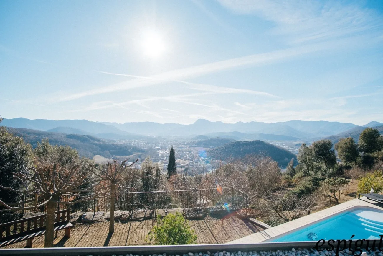 Casa moderna  de 375 m2 con vistas a Olot de 4 habitaciones y 2500m2 de parcela