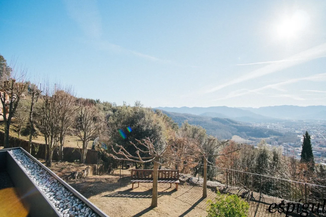 Casa moderna  de 375 m2 con vistas a Olot de 4 habitaciones y 2500m2 de parcela