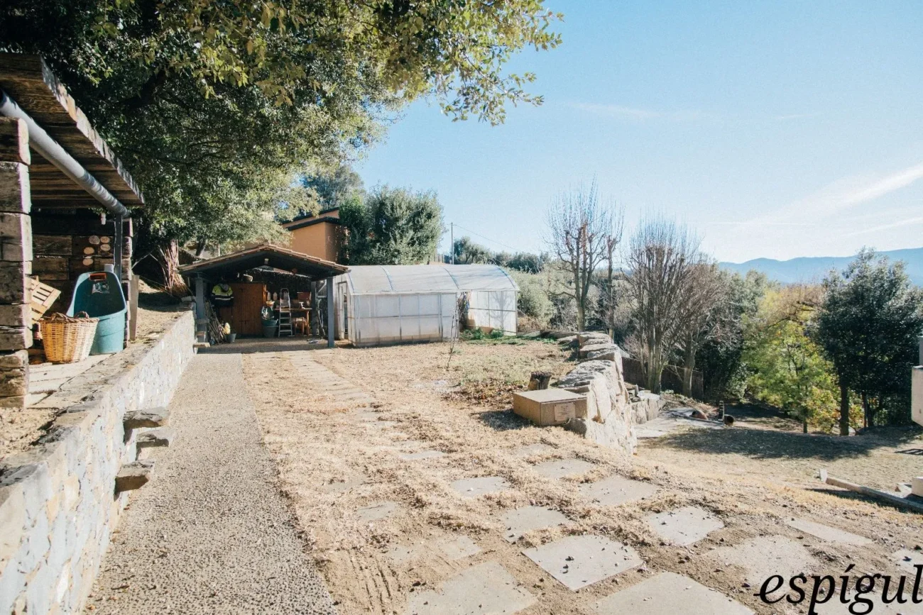 Casa moderna  de 375 m2 con vistas a Olot de 4 habitaciones y 2500m2 de parcela