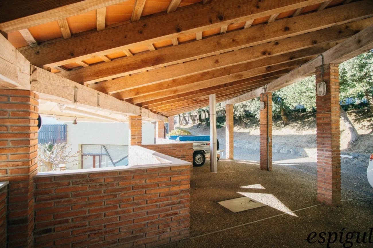 Casa moderna  de 375 m2 con vistas a Olot de 4 habitaciones y 2500m2 de parcela