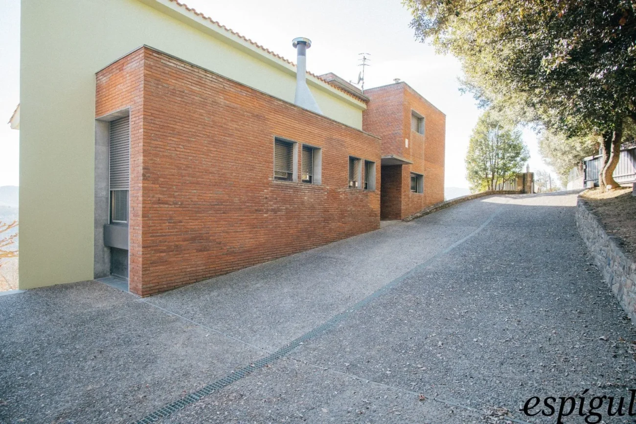Casa moderna  de 375 m2 con vistas a Olot de 4 habitaciones y 2500m2 de parcela
