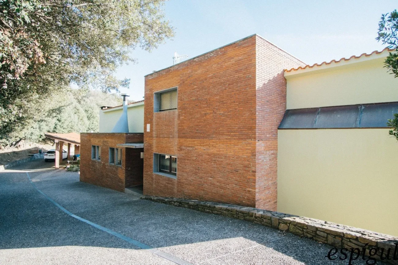 Casa moderna  de 375 m2 con vistas a Olot de 4 habitaciones y 2500m2 de parcela