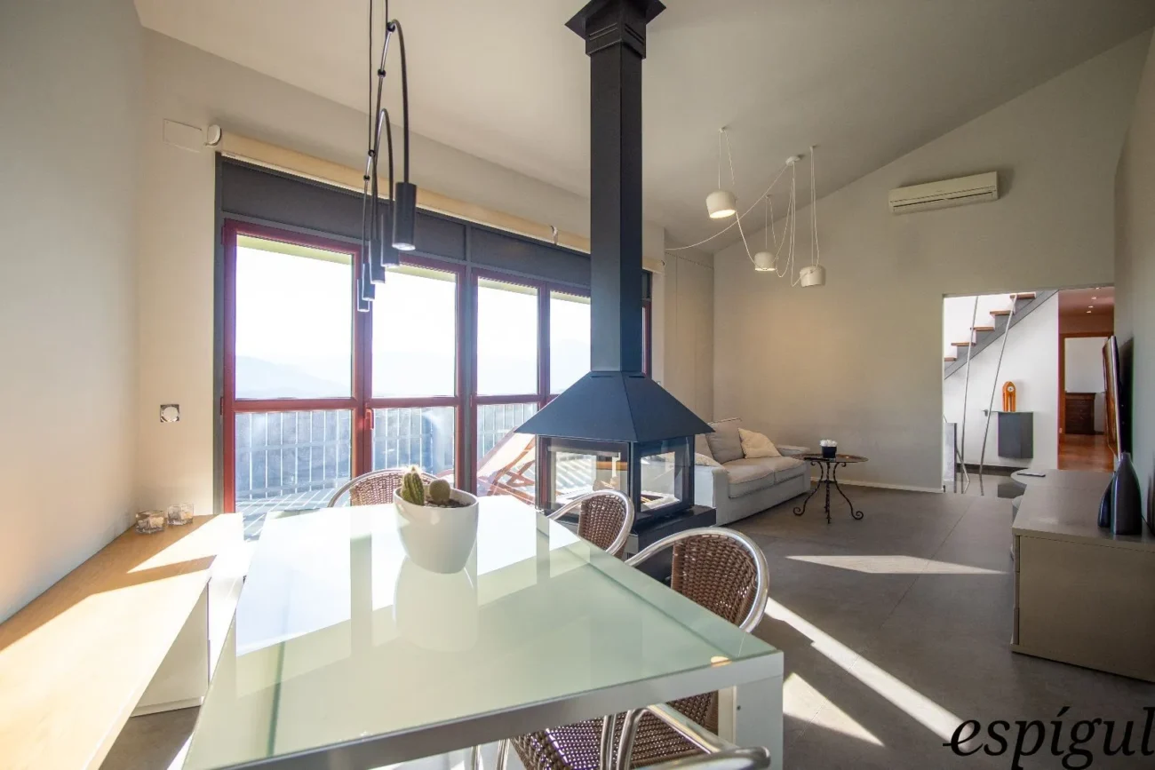 Casa moderna  de 375 m2 con vistas a Olot de 4 habitaciones y 2500m2 de parcela