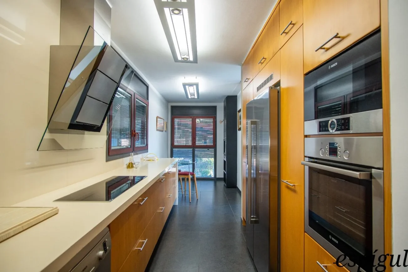 Casa moderna  de 375 m2 con vistas a Olot de 4 habitaciones y 2500m2 de parcela