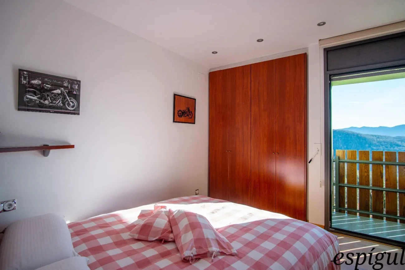 Casa moderna  de 375 m2 con vistas a Olot de 4 habitaciones y 2500m2 de parcela