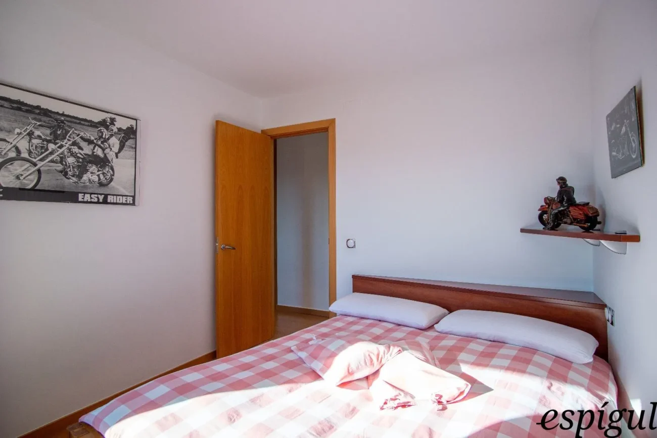 Casa moderna  de 375 m2 con vistas a Olot de 4 habitaciones y 2500m2 de parcela