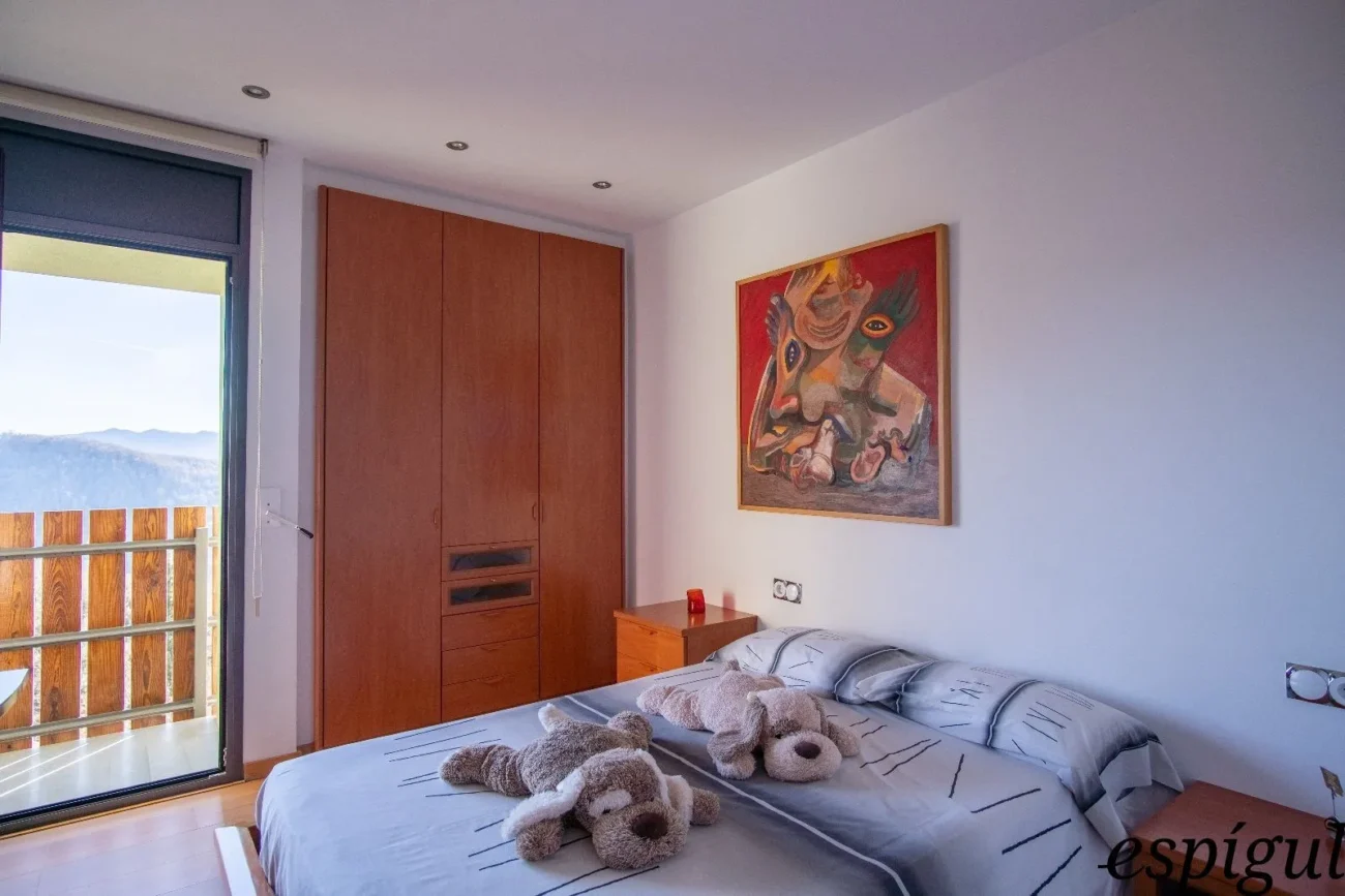 Casa moderna  de 375 m2 con vistas a Olot de 4 habitaciones y 2500m2 de parcela