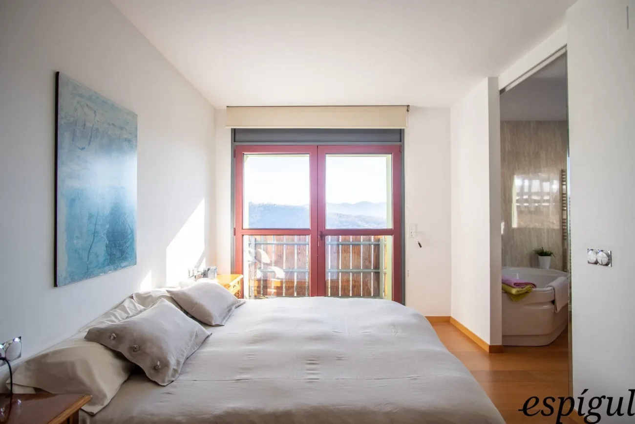 Casa moderna  de 375 m2 con vistas a Olot de 4 habitaciones y 2500m2 de parcela